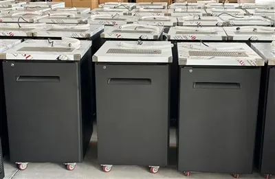 Todo o contêiner é carregado com a ordem européia. O dispensador de cerveja d...